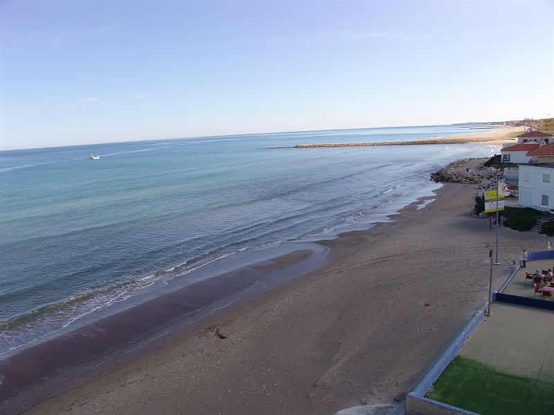 Пляж на Средиземном море, берег Коста Бланка в Испании